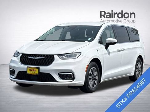 Used 2023 Chrysler Pacifica Touring-L FWD image 3