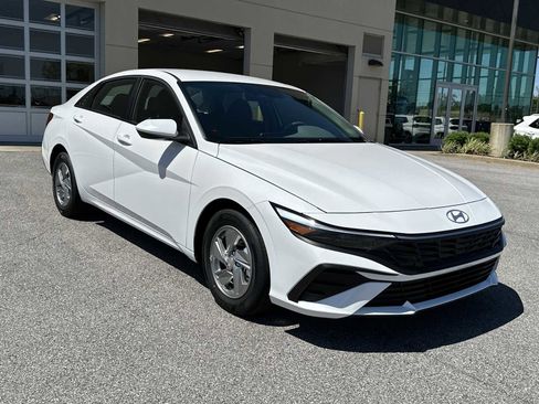 New 2026 Hyundai Elantra SE FWD image 2