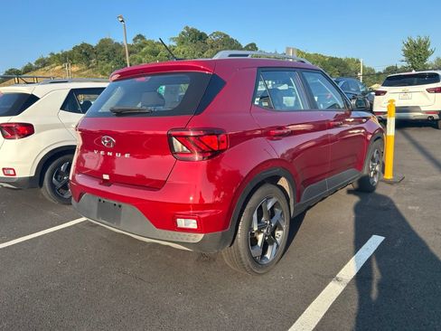 Used 2025 Hyundai Venue SEL FWD image 3