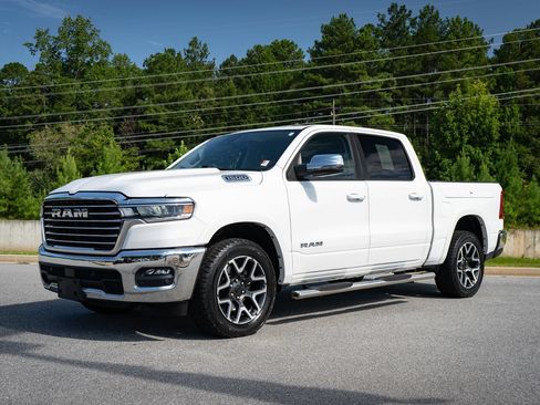 Used 2025 RAM 1500 Laramie AWD/4WD image 3