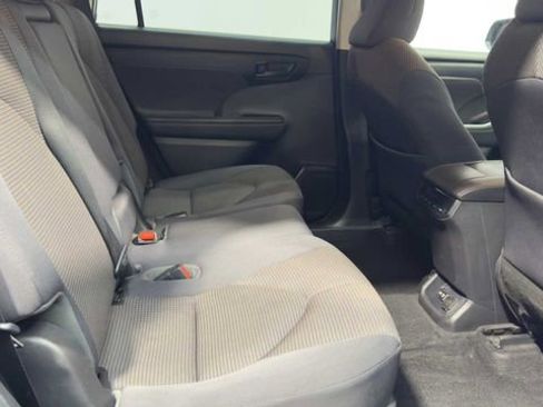 Used 2020 Toyota Highlander LE FWD image 14