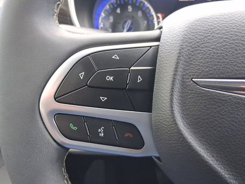 Used 2022 Chrysler Pacifica Limited AWD/4WD image 19