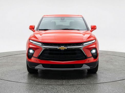 Used 2025 Chevrolet Blazer LT FWD image 2