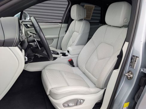 Certified 2024 Porsche Macan AWD/4WD image 5