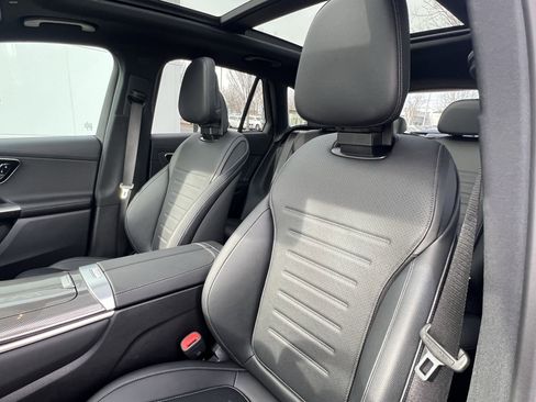 Used 2025 Mercedes-Benz GLC 300 4MATIC image 16