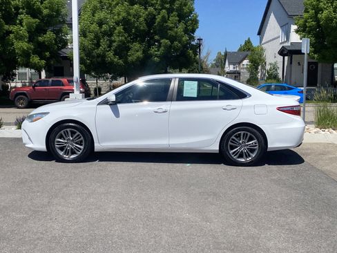 Used 2015 Toyota Camry SE FWD image 3