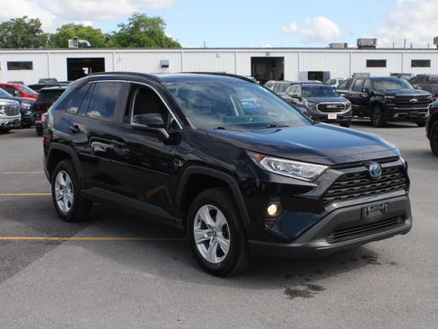 Used 2020 Toyota RAV4 XLE w/ Convenience Package AWD/4WD image 3