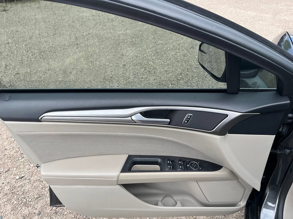 Used 2018 Ford Fusion SE w/ Fusion SE Technology Package FWD image 15