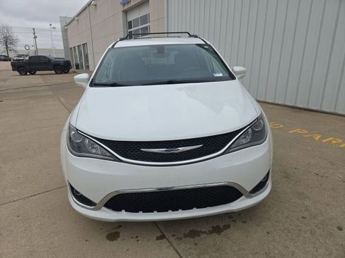 Used 2020 Chrysler Pacifica Touring-L image 3