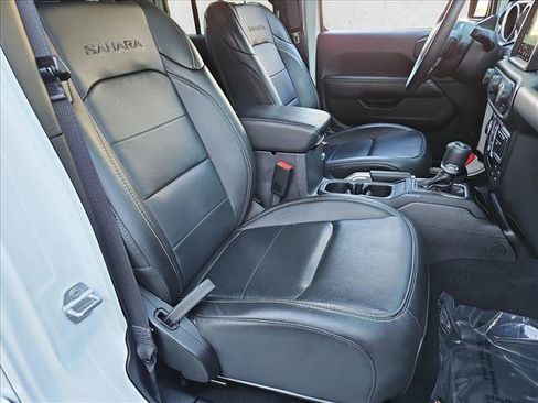 Used 2018 Jeep Wrangler Unlimited Sahara AWD/4WD image 21