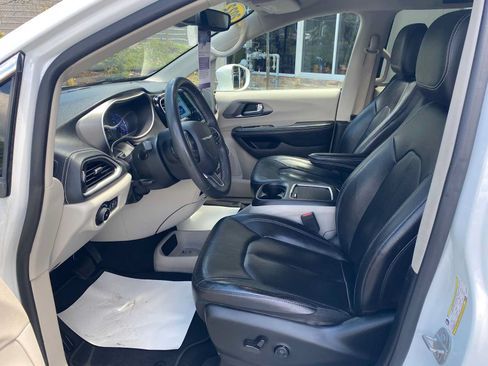 Used 2022 Chrysler Pacifica Touring-L FWD image 10