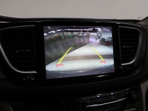 Used 2024 Chrysler Pacifica Touring-L FWD image 25