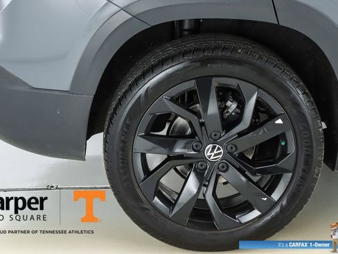 Used 2023 Volkswagen Taos SE w/ Panoramic Sunroof Package FWD image 51