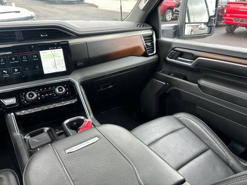Used 2024 GMC Sierra 3500 Denali image 9
