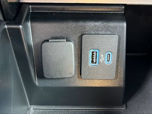 Used 2020 Ford Explorer XLT w/ Equipment Group 202A AWD/4WD image 25