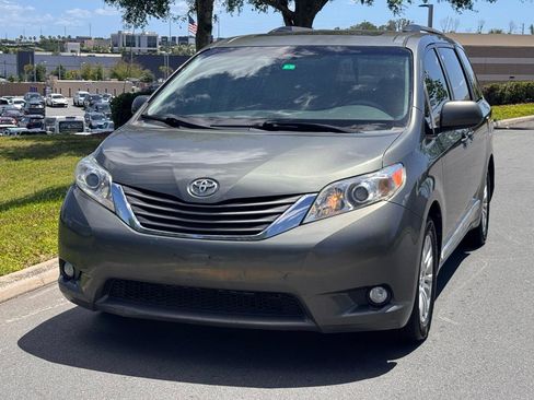 Used 2014 Toyota Sienna XLE image 4