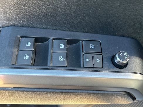 Used 2016 Toyota Tacoma SR5 w/ Towing Package image 6