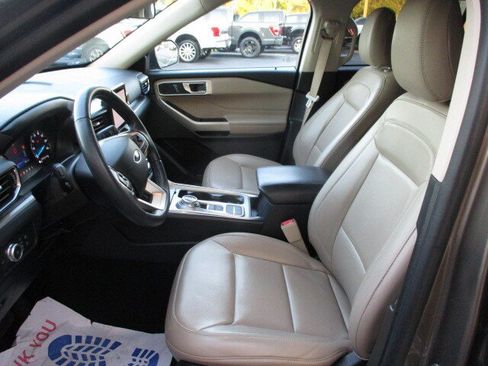 Used 2021 Ford Explorer XLT w/ Equipment Group 202A RWD image 6
