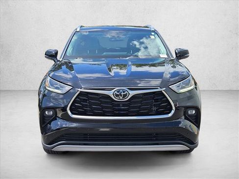 Used 2023 Toyota Highlander Platinum FWD image 2