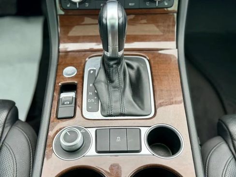Used 2016 Volkswagen Touareg TDI image 24