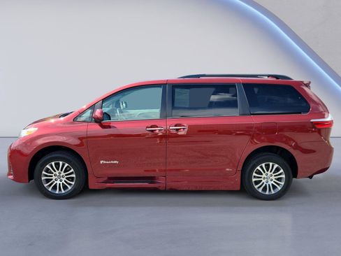 Used 2019 Toyota Sienna XLE w/ XLE Navigation Package FWD image 6