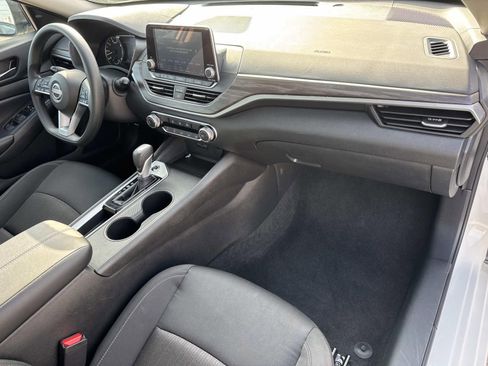 Used 2025 Nissan Altima 2.5 SV image 11