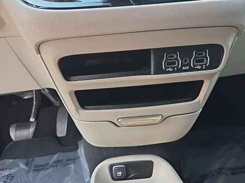 Used 2023 Chrysler Pacifica Touring-L FWD image 15