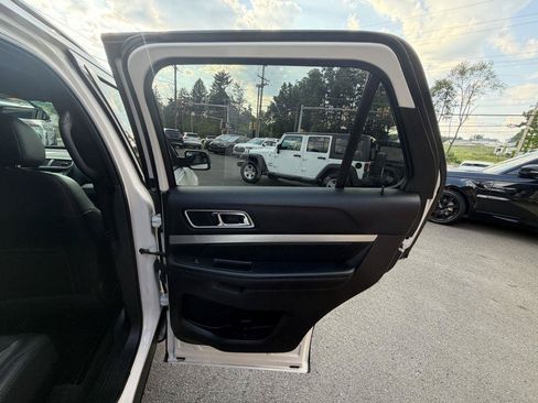 Used 2017 Ford Explorer XLT w/ Equipment Group 202A AWD/4WD image 18
