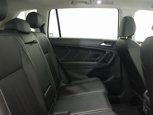 Used 2024 Volkswagen Tiguan SE w/ Panoramic Sunroof Package image 24