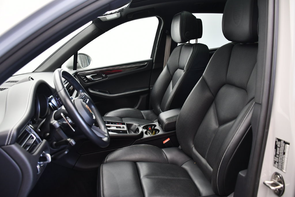Certified 2024 Porsche Macan AWD/4WD image 5