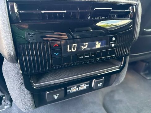 Used 2023 Jeep Wagoneer L Series II AWD/4WD image 40