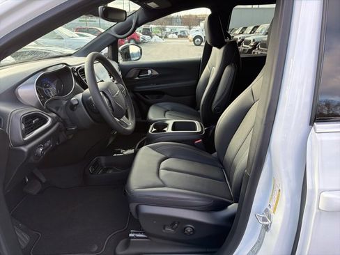 New 2026 Chrysler Pacifica Select image 11