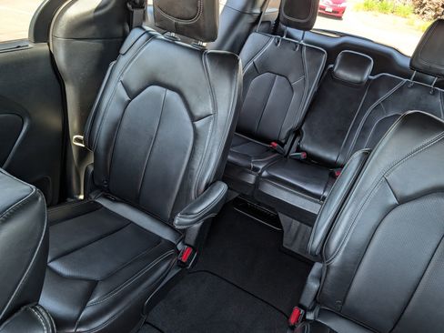 Used 2025 Chrysler Pacifica Select FWD image 12