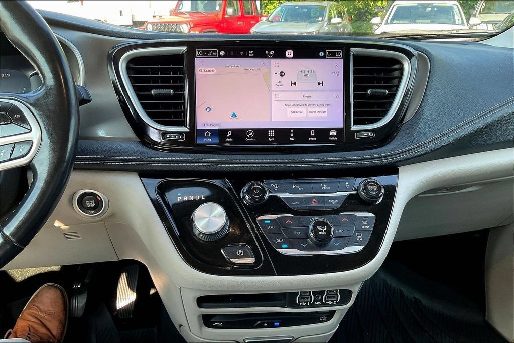 Used 2021 Chrysler Pacifica Touring-L w/ Uconnect Theater Family Group FWD image 15