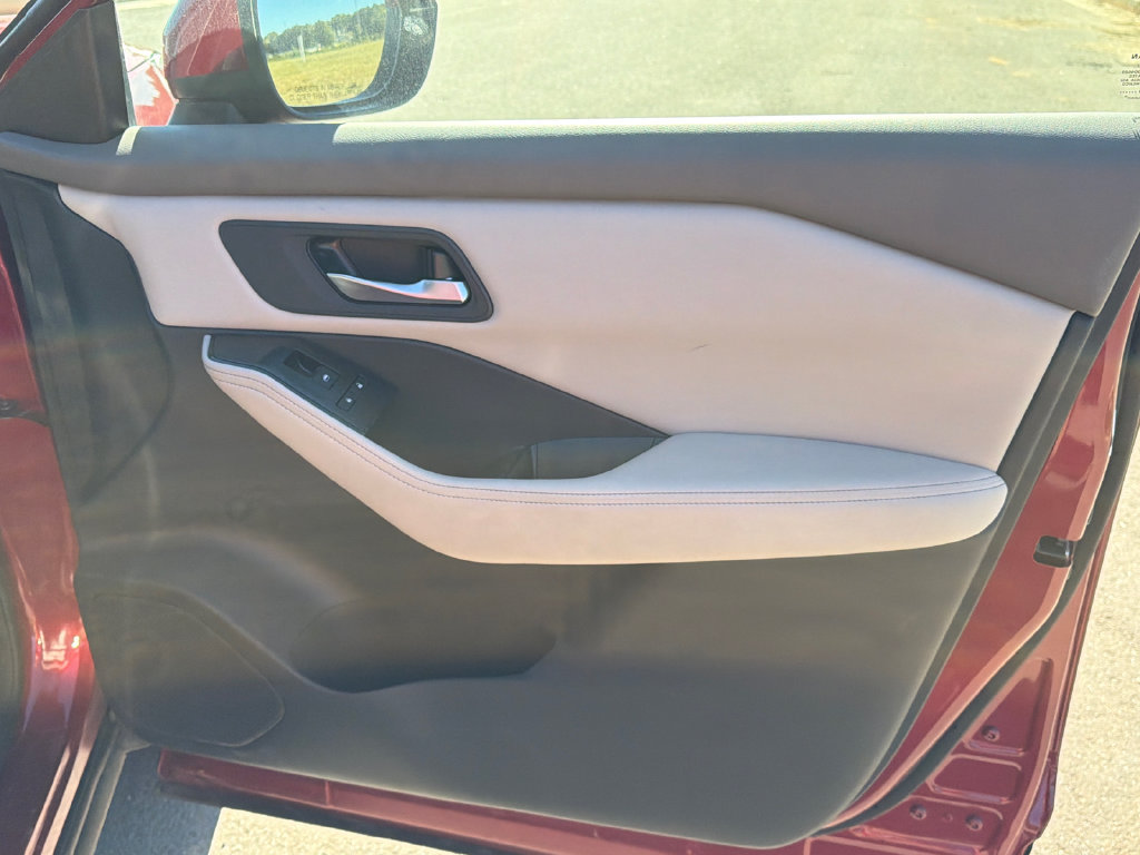 Used 2025 Nissan Rogue SV FWD image 14