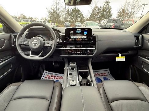 New 2025 Nissan Pathfinder SL w/ Black Appearance Package image 21