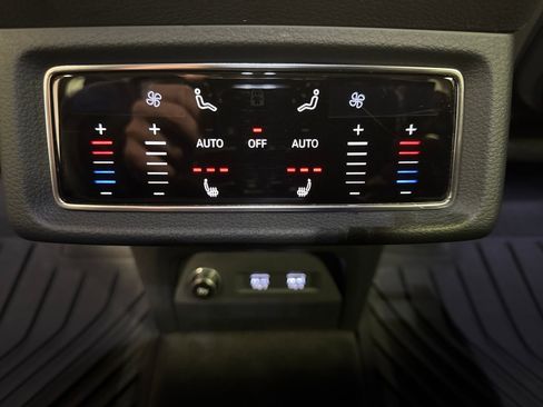 Used 2019 Audi e-tron Premium Plus image 28