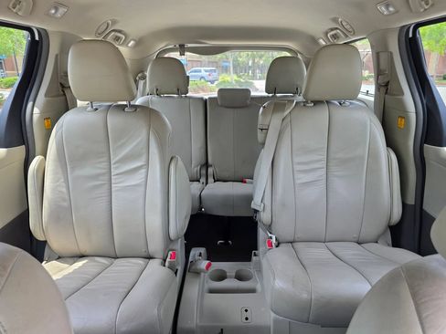 Used 2011 Toyota Sienna XLE FWD image 25
