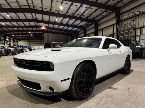Used 2019 Dodge Challenger SXT image 9