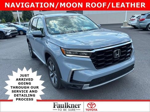 Used 2025 Honda Pilot Touring image 1