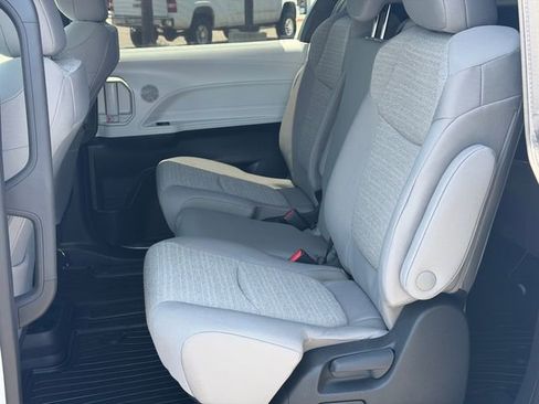 Used 2026 Toyota Sienna LE FWD image 17