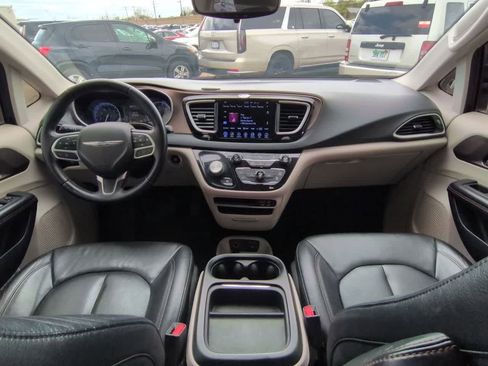 Used 2017 Chrysler Pacifica Touring-L FWD image 15