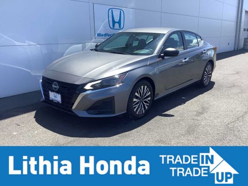 Used 2024 Nissan Altima 2.5 SV FWD image 1