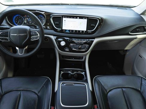 Used 2022 Chrysler Pacifica Limited w/ Uconnect Theater Family Group image 26