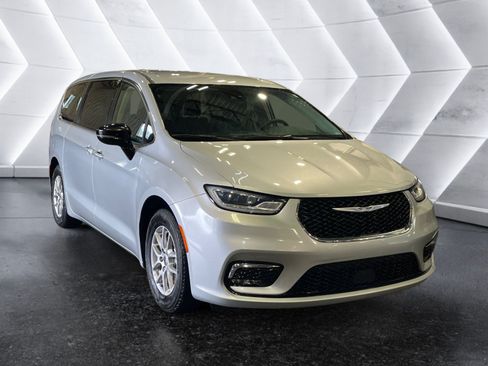 Used 2024 Chrysler Pacifica Touring-L FWD image 25