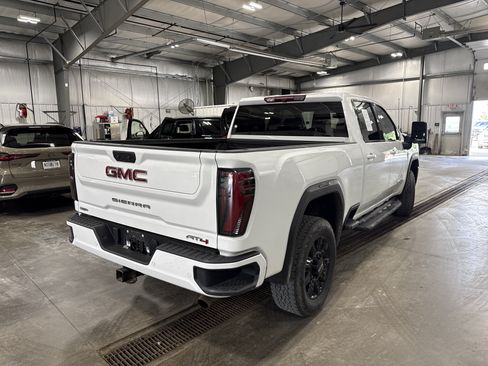 Used 2024 GMC Sierra 2500 AT4 AWD/4WD image 4