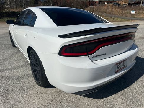 Used 2015 Dodge Charger SE image 3