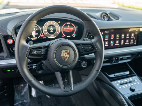 Used 2025 Porsche Cayenne image 14