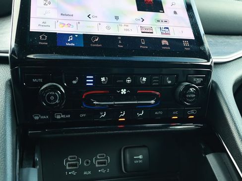 Used 2023 Jeep Grand Cherokee L Limited w/ Luxury Tech Group II AWD/4WD image 19