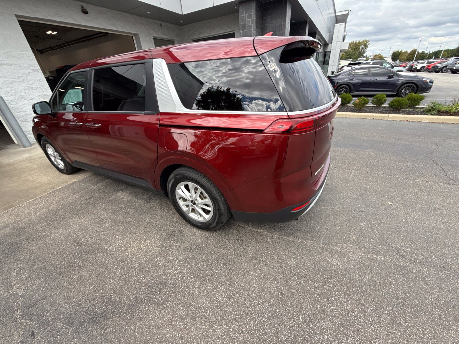Used 2024 Kia Carnival LX FWD image 12